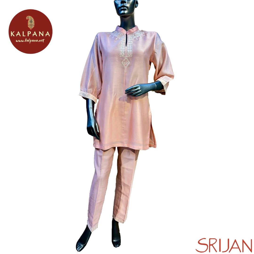 Top : Jamdani A-Line Front Open Peach Chanderi Shirt and Mandrin Neck Neckline.
Dupatta: It comes with color Woven Zari Woven Supernet Dupatta.
Bottom : The Cambric Plain color Pants.
Perfect for Semi,Formal,Wear. Recommended for Summer season(s). Dry Clean Only
Country Of Origin:India
Weight: 500 gms